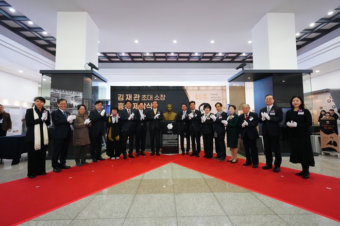 2-1._흉상_제막식_크기조정.jpg 이미지입니다.