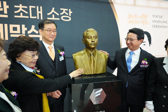 3._김재관_초대_소장_흉상_크기조정_1.jpg 이미지입니다.