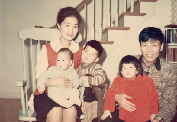 가족과 함께하며 행복한 웃음을 짓고 있는 임덕상 교수.jpg 이미지입니다.