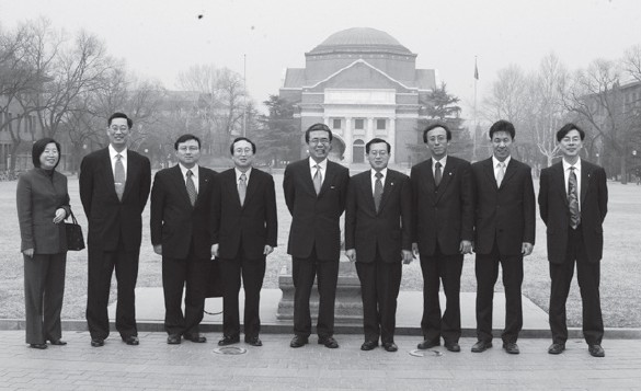 중국 칭화대와의 MOU(가운데가 여종기 원장).jpg 이미지입니다.