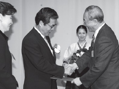 한국공학한림원 대상을 수상한 여종기 원장(왼쪽).jpg 이미지입니다.