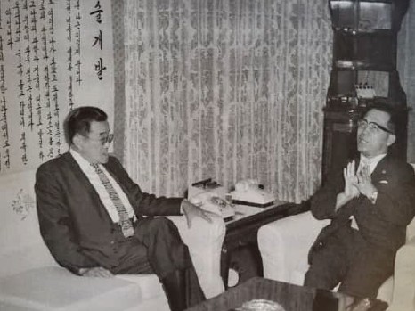 김기형 과학기술처 장관을 방문한 박달조 원장(왼쪽).jpg 이미지입니다.