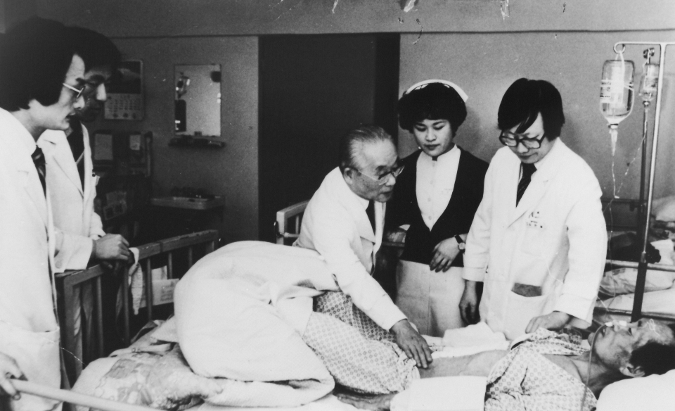 장기려_진료2.jpg 이미지입니다.