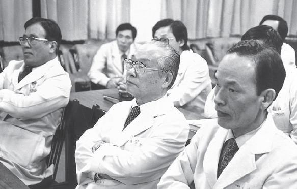 부산 인제의대 집담회에 참석한 장기려 박사.png 이미지입니다.